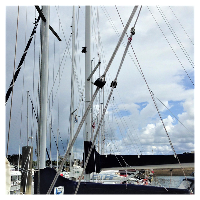 2 adjustable cleats side by side on a sailboat